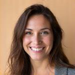 Retrato de Ana Pereyra, Directora de Educación Financiera en Inversiones Prósperas S.A., con una expresión amigable.